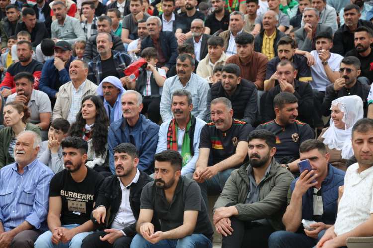 Halkın seçtikleri Halkın Arasında AmedSpor-KastamonuSpor Macını İzliyor