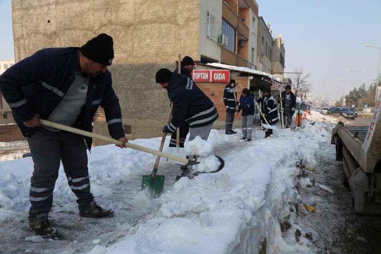 Kaldırım Temizleme Çalışmaları Devam Ediyor