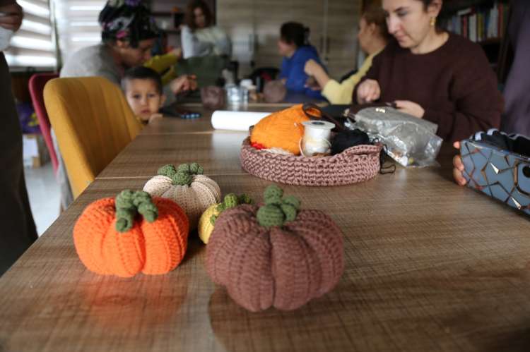 Kadınlar Örgü Kursunda Hem Üretiyor Hem Sosyalleşiyor