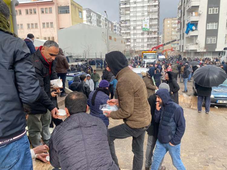 Depremin İlk Günü Afetzedelerle Dayanışma Amaçlı Çorba Dağıtıldı 