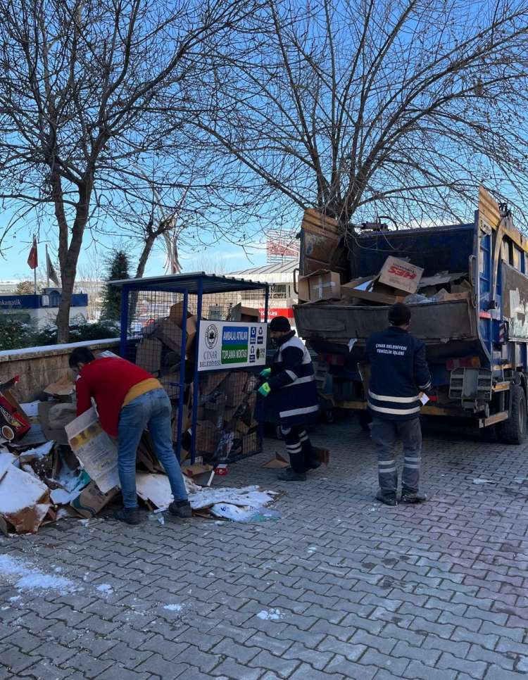 İlçe Merkezinde Geri Dönüşüm Kutuları Boşaltıldı