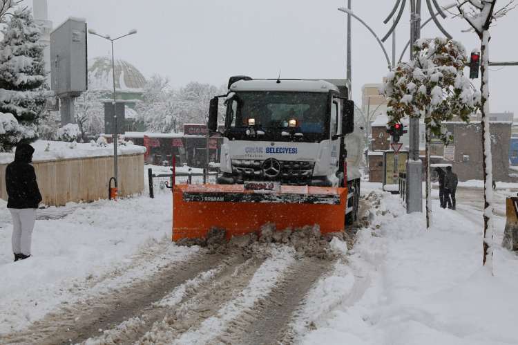 Çınar Belediyesi Karla Mücadele Çalışmalarını Aralıksız Sürdürüyor