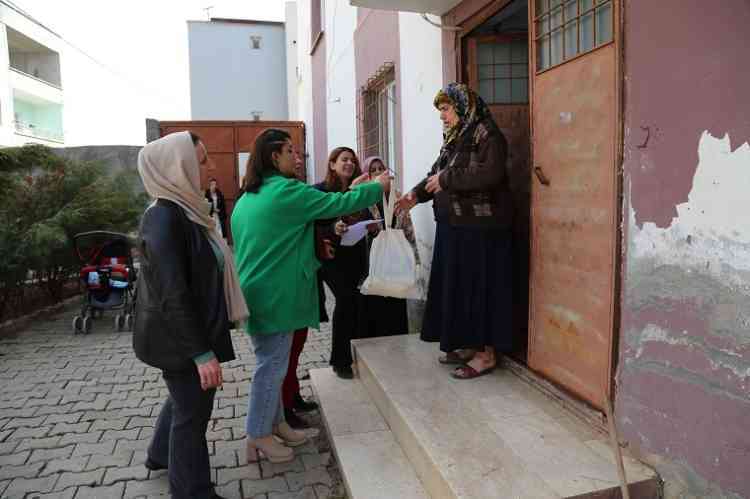 Deprem'den Etkilenen Kadınlara Hijyen Çantası Hediye Edildi 